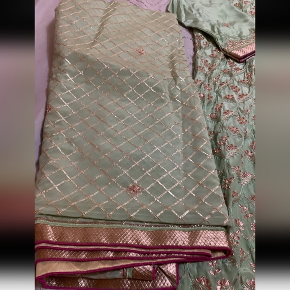 Light Green 2 Piece Dupatta And Kameez - Picture 2 of 3